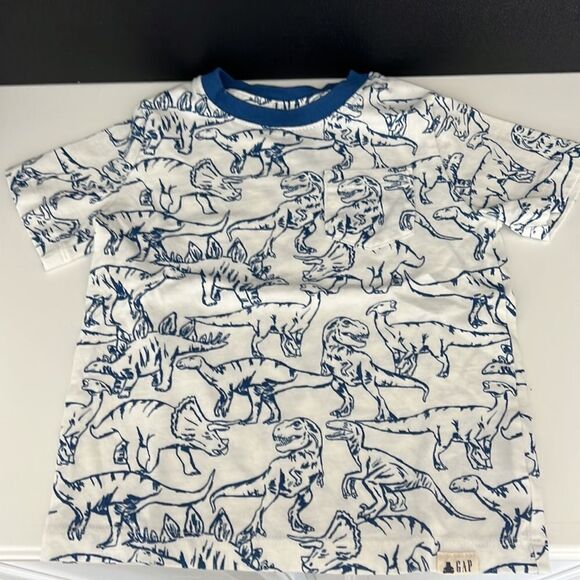 Toddler Gap Bundle of 3 t-shirts and 1 denim shorts - Picture 2 of 13